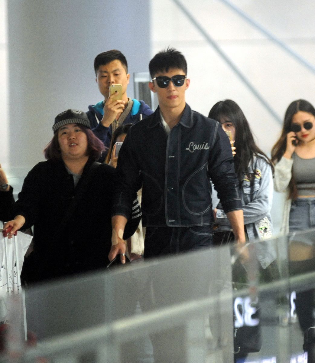 曹雨臣回应张继科要求：演示与黄景瑜互动，解开误会