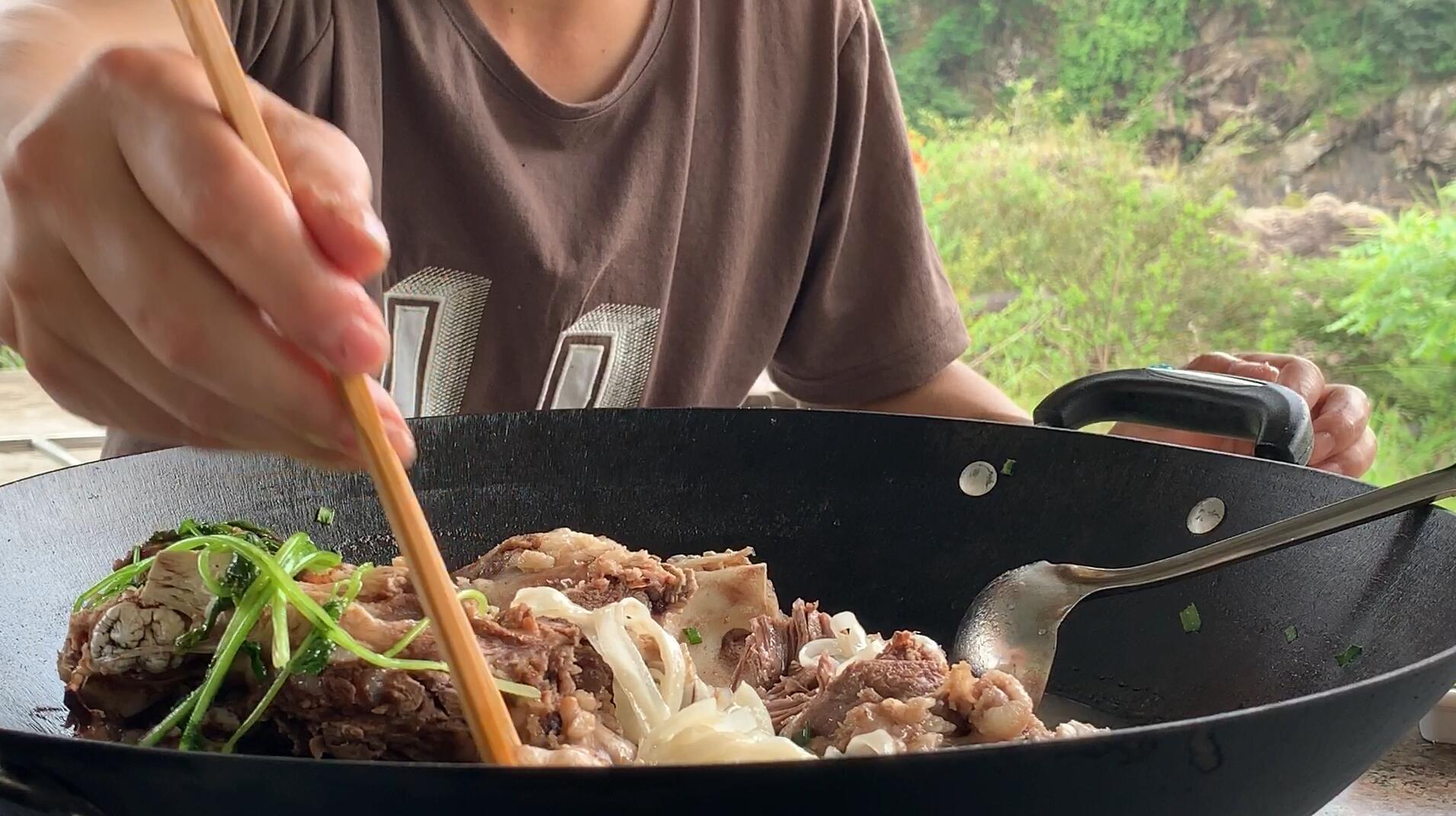 乡村大姐夫买了个猪头骨,煮一锅高汤加一包面条,看他吃太馋人了