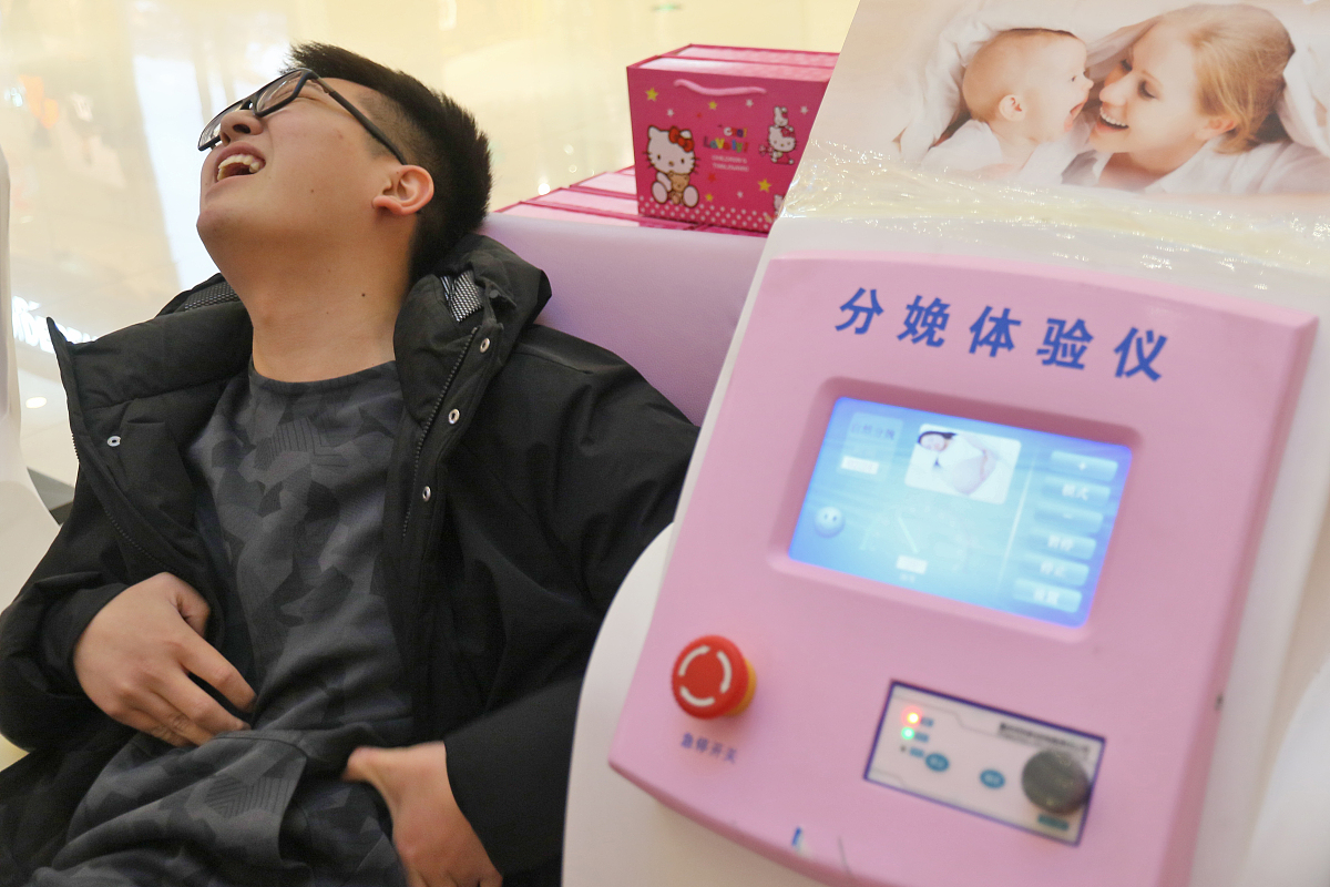 盆底肌产后修复仪盆底肌产后修复仪构造盆底肌产后修复仪是一种电子设备包括控制面板、电源、电极、导线等组成部分。电极是用于传递电流到盆底肌肉的部件通常包括多个电极以便同时刺激多个部位。导线将电极连接到控制面板上控制面板则负责控制电极的输出和频率等参数。盆底肌产后修复仪通常还会配备一些附件如贴片、充电器等。有关盆底肌修复仪的论文1 Effects of pelvic floor muscle train