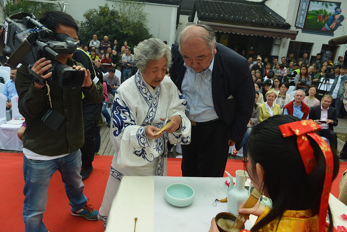 温暖人心的老奶奶：神社祈福的祝福