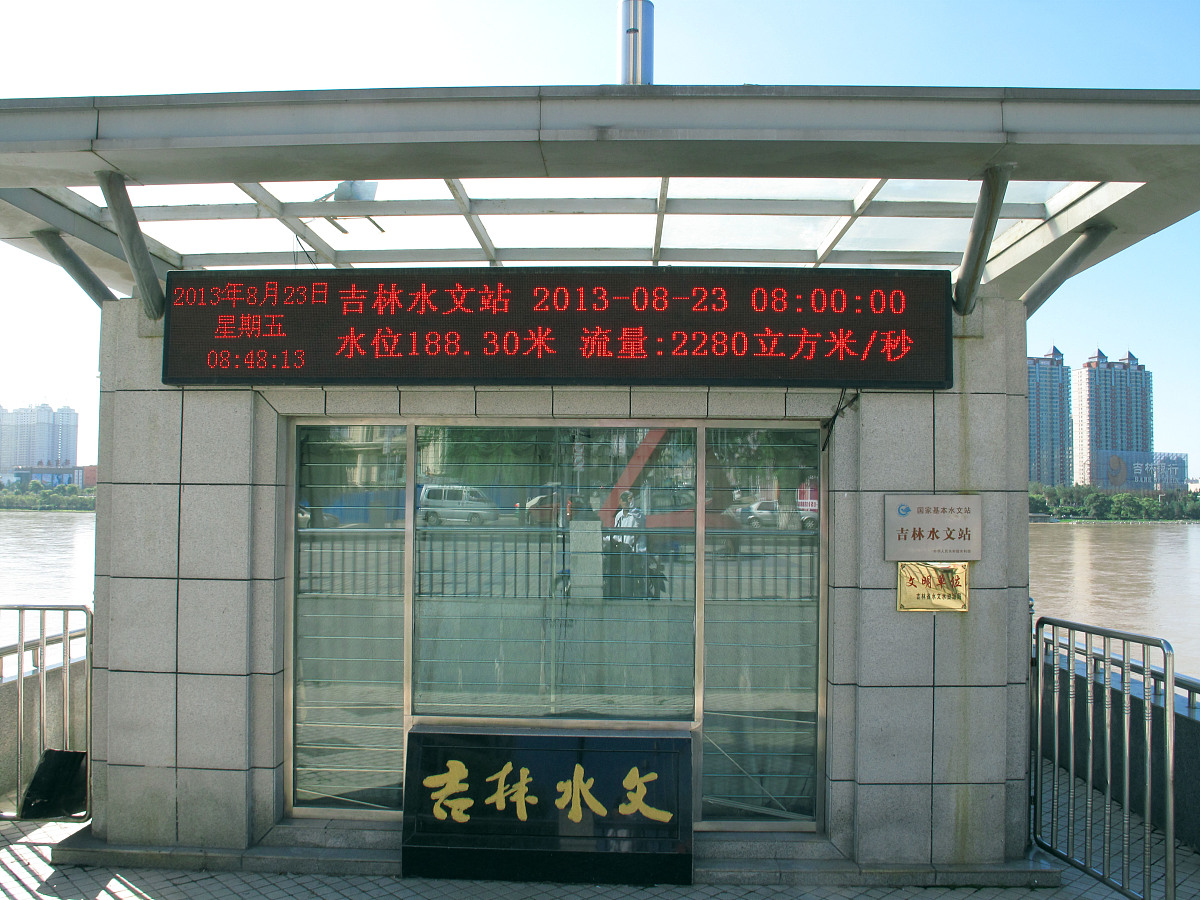实验三：水塔流量的估计目的：通过水塔流量的估计问题的研究体会数学实验中插值方法和拟合方法的运用以及其MATLAB命令并将计算结果与实际问题比较验证其合理性。内容：某居民区有一供居民用水的圆柱形水塔一般可以通过测量其水位来估计水的流量但面临的困难是当水塔水位下降到设定的最低水位时水泵自动启动向水塔供水到设定的最高水位时停止供水这段时间无法测量水塔的水位和水泵的供水量．通常水泵每天供水一两次每次约两小