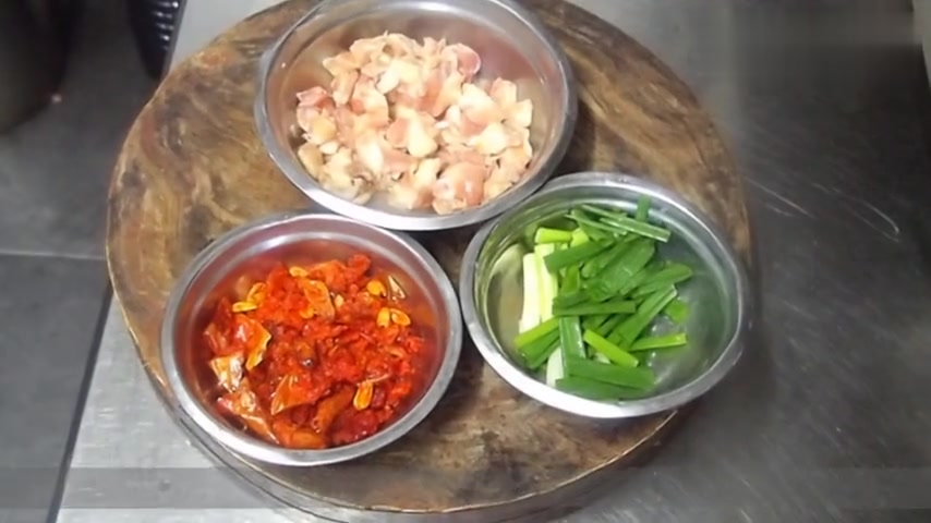 涵涵美食教你做 简单家常下酒菜 香辣鸡脆骨 口感柔中带脆