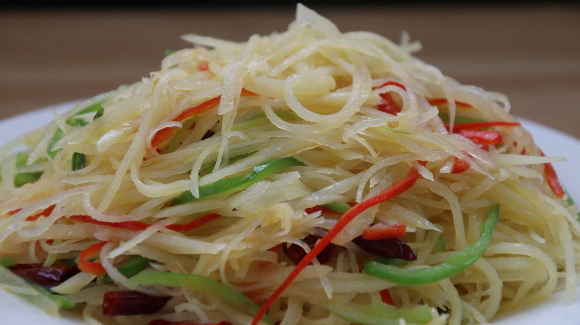 土豆丝千万别直接下锅炒,教你一个想不到的绝妙方法,好吃又简单