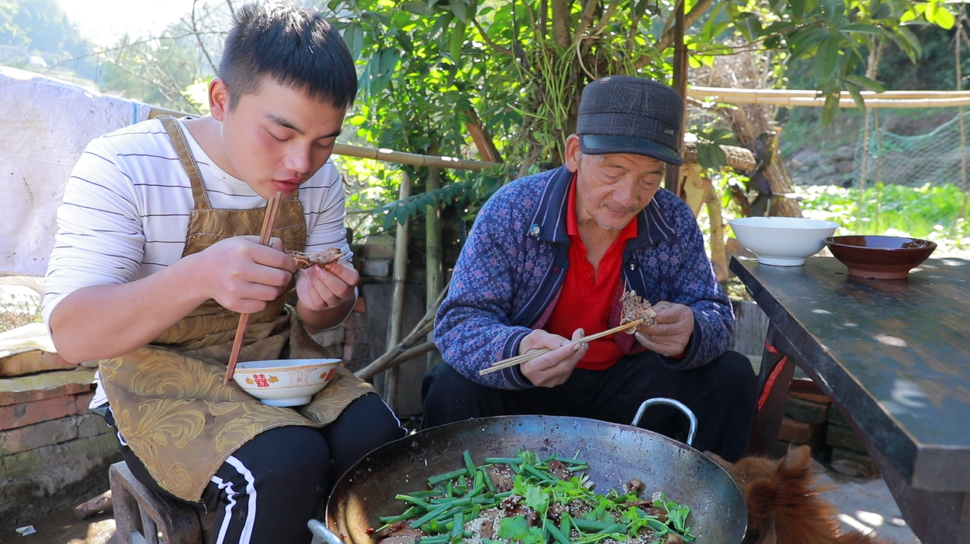 70块钱买了16个鸭头,小伙做个干锅麻辣鸭头,和爷爷一起啃太爽了