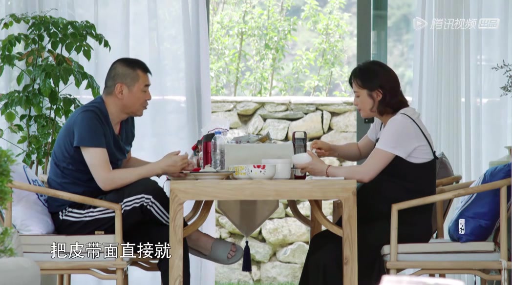陈建斌科普新疆名菜“大盘鸡”的由来,原来还有这么一段故事!