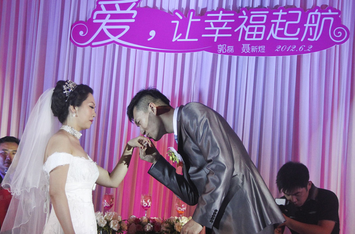 我女婿要向女儿求婚了希望背着她录一段求婚视频我是妈妈希望我在视频中说一些祝福的话你能帮我写一段祝福吗