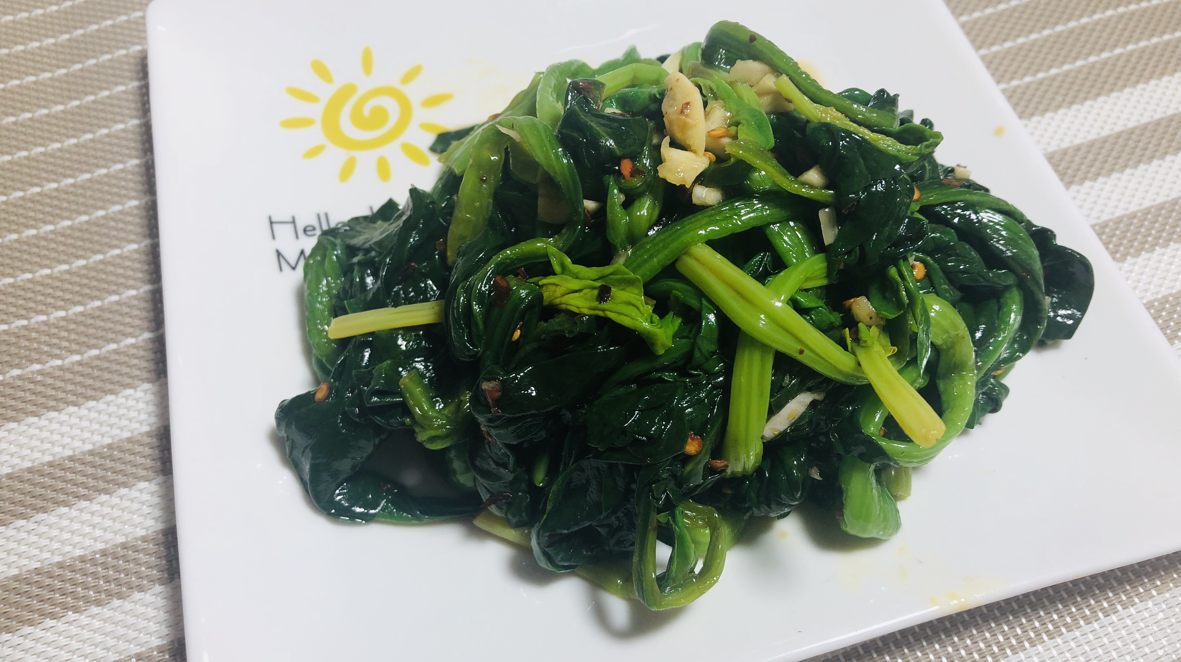 凉拌菠菜的家常做法,酸辣开胃,下酒下饭,做法简单