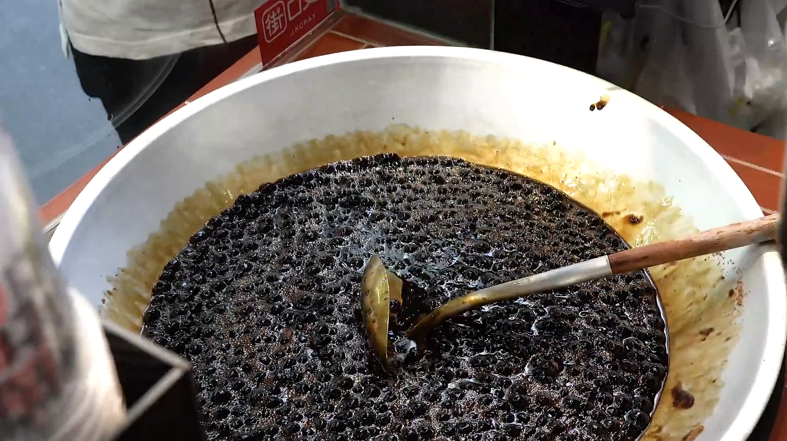 火爆夜市的奶茶,满满一大锅珍珠让人垂涎三尺,真想来一杯