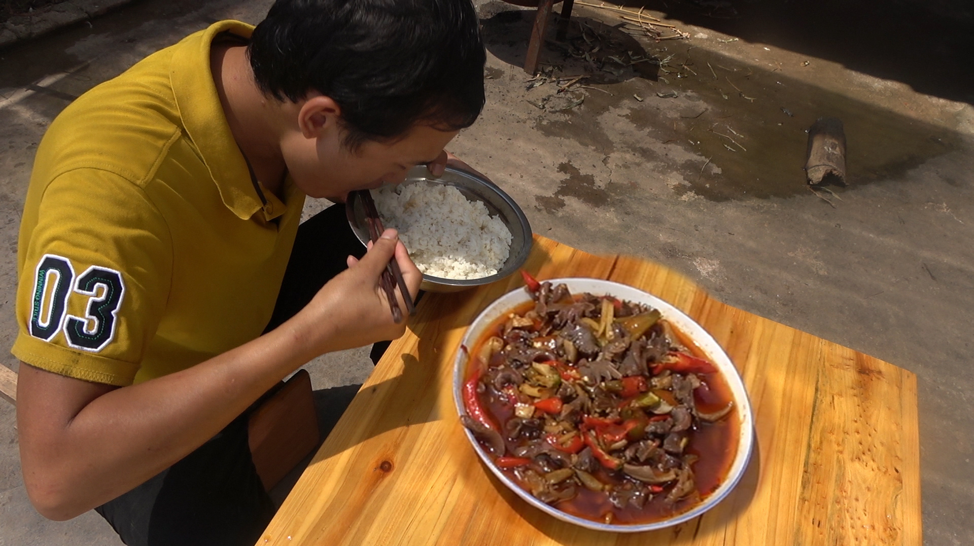 上一盘鸭菌炒青椒配上一盆米饭全吃光,网友不相信说假吃你看呢?