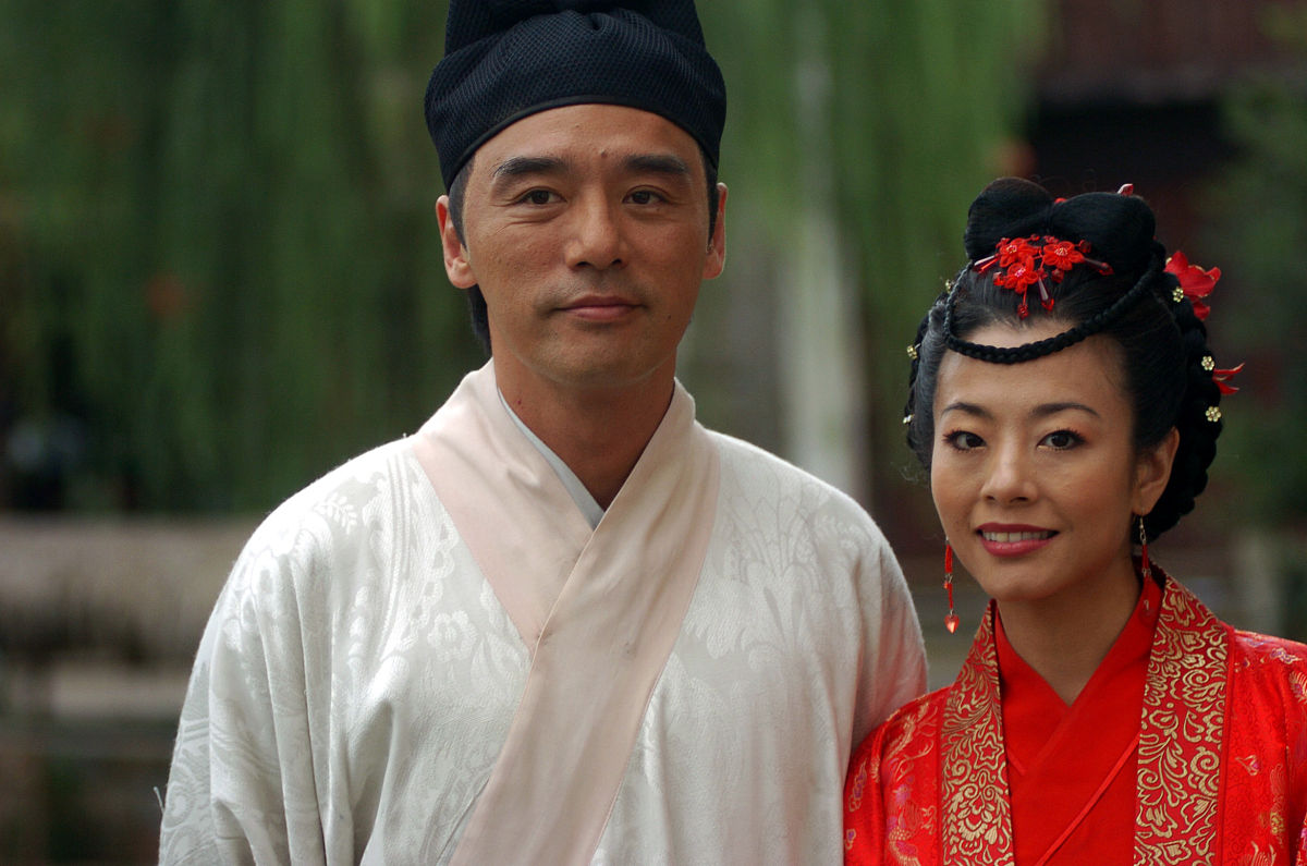 2005年9月22日,搞笑古装剧《飞上枝头的凤凰》近日在横店紧张拍摄.钟