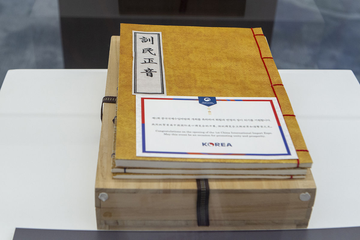 语言在我们的文化认同中起着重要作用。 联合国教科文组织将濒危语言分为不同的类别如下面的饼图所示。您需要根据以下大纲撰写一篇关于如何保护我们的语言的文章：