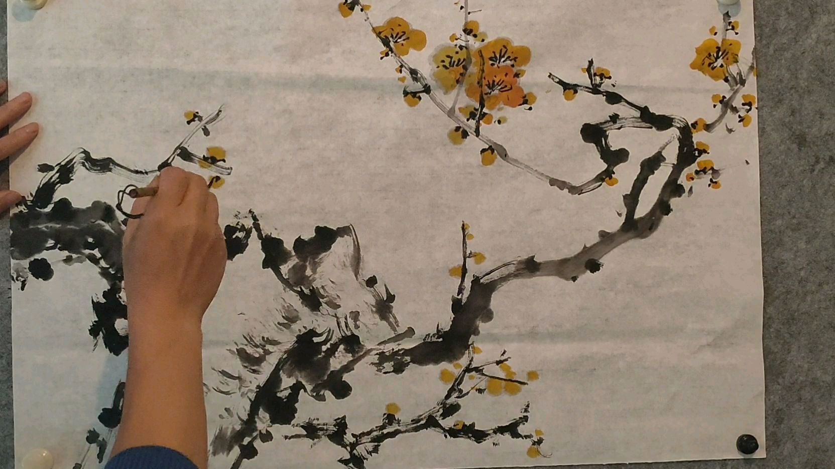 著名画家朱知非老师现场示范梅花画法,书画爱好者学习的最佳资料