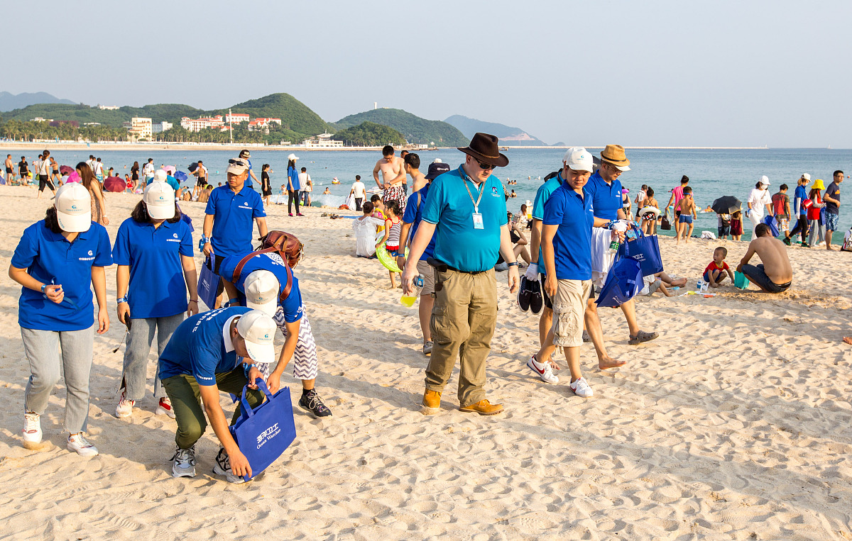 你好您好！有什么可以帮到您呢？写一篇作文