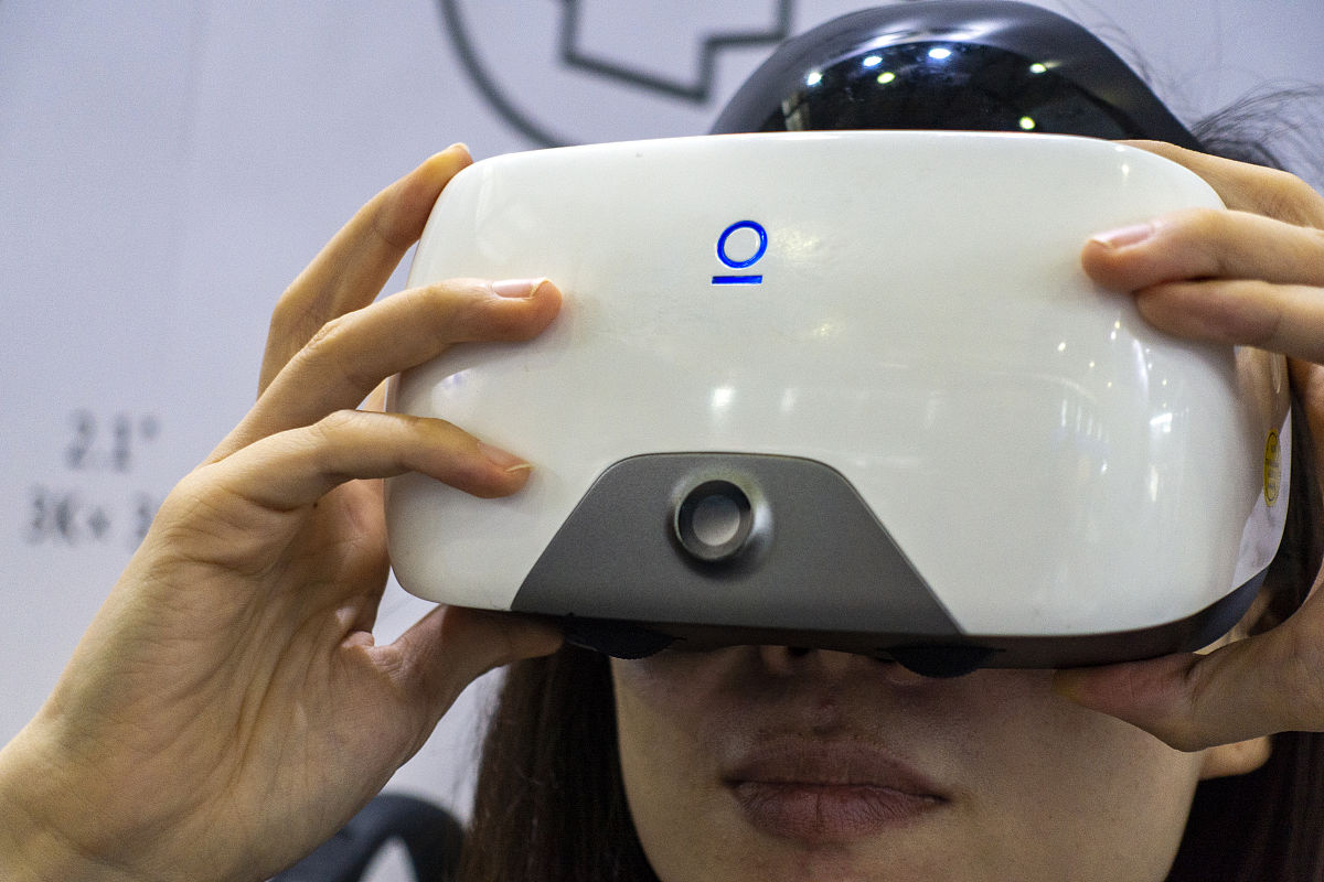 盲人眼镜是一款智能化的盲人辅助设备旨在帮助盲人更加安全地出行。该设备采用内置摄像头、云端上传和图像分割等技术为盲人提供更全面的出行服务。该项目的目标是为盲人提供一个实用、智能且高效的出行解决方案提高盲人的出行安全和生活质量基于上述内容分析一下该项目的背景并且字数在700个字左右