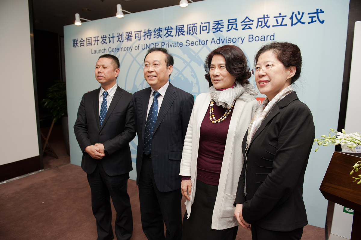 杨浦区司法局邓远见局长莅临上海钟颖律师事务所指导工作 写一篇500字左右的简讯 邓局讲话要点：1.律师要讲政治2.律所的发展不仅律师要提高业务素质同时要保障人员收入稳定3.对律协惩戒的案例要高度重视，避免类似情况发生，严格遵守律师执业规范；4.对律所经办的经典案例可以形成论文，广而告之。钟颖主任汇报了律所成立16年来取得的成绩和经验教训，刨析了发展过程中遇到的瓶颈和破解的方法。同时也对律所获得的荣誉、奖励以及工作业务的突破做了详细汇报