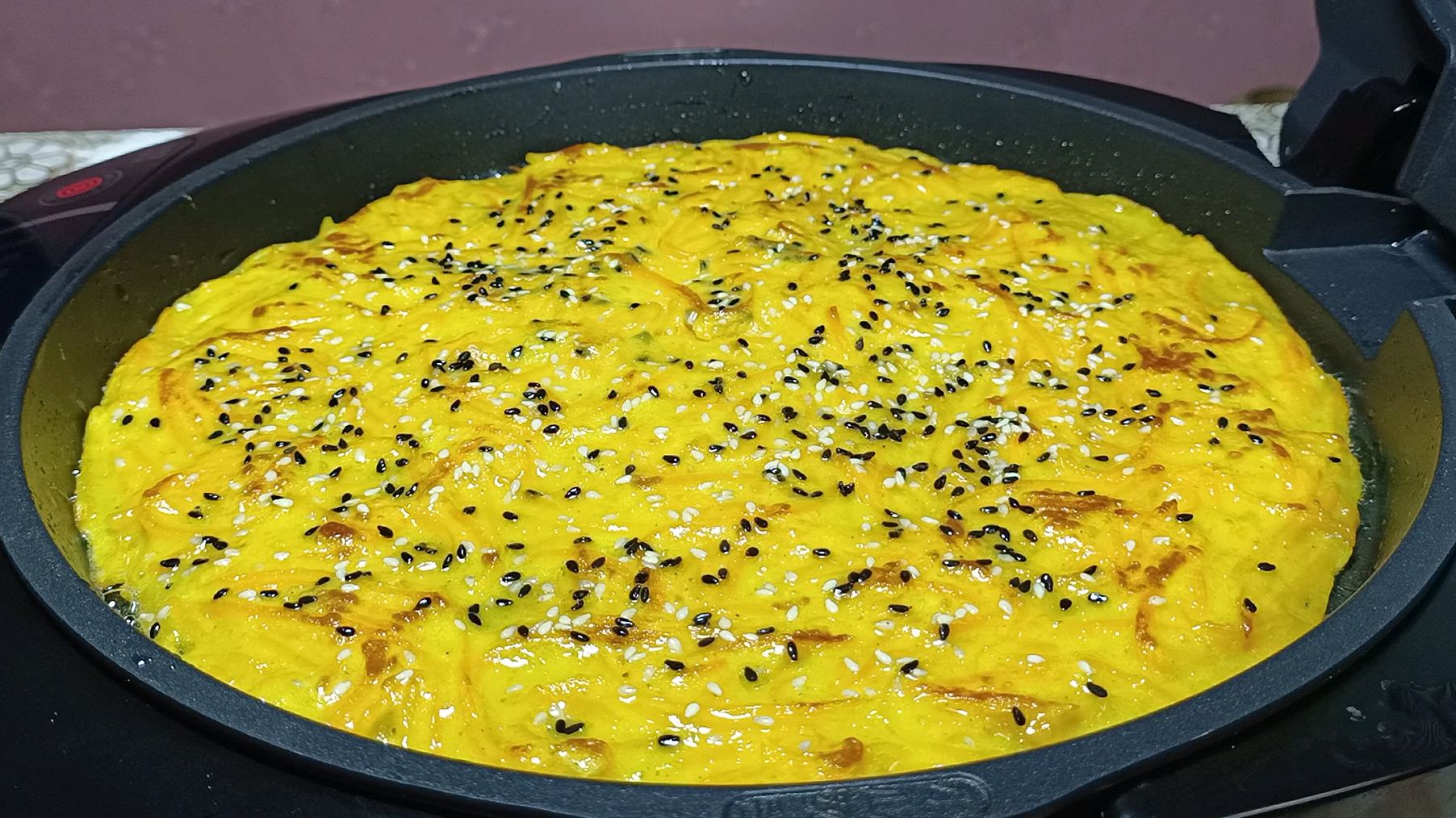 南瓜早餐饼的家常做法,筷子搅一搅,锅中一倒,5分钟就出锅,香