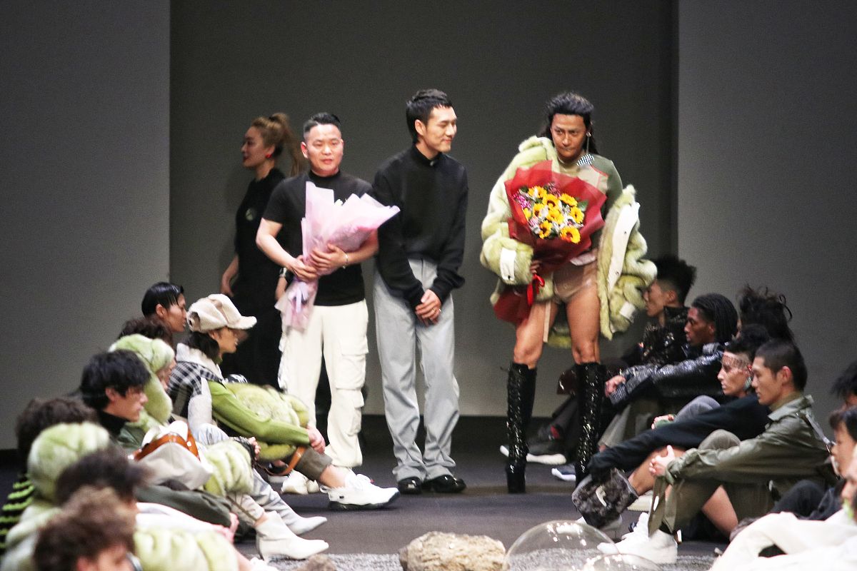 2019年4月2日,上海,2019上海秋冬时装周,明星亮相 f/ffffff 品牌秀场.