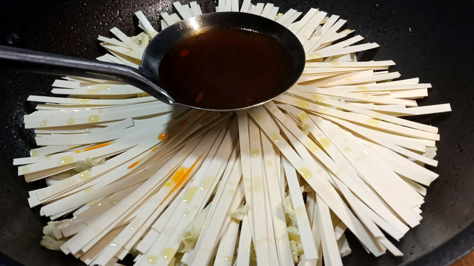 教你懒人面条做法,不用水煮,简单一做,出锅比大鱼大肉还解馋