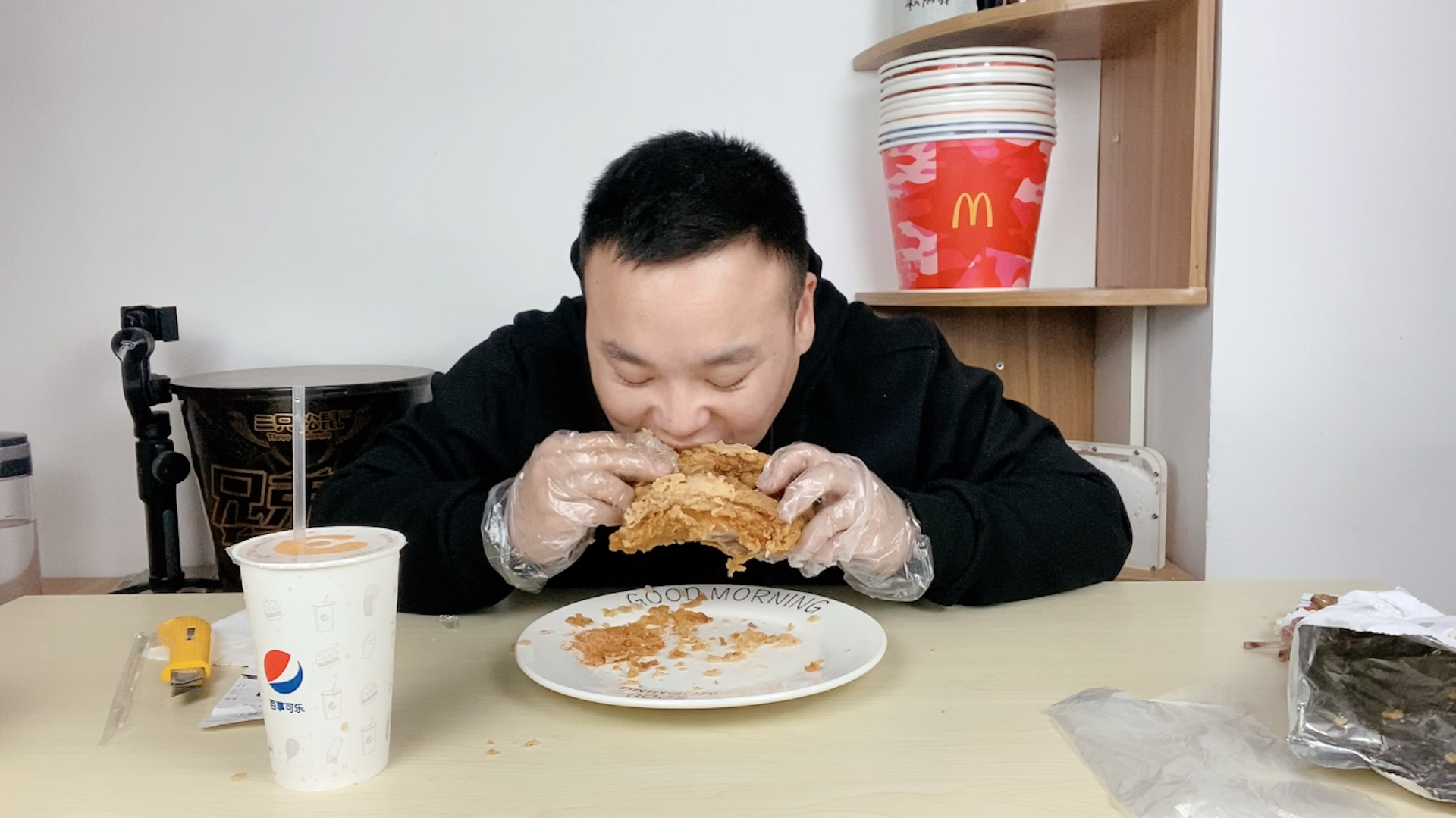 外卖17元华莱士,炸鸡可乐套餐,一整只炸鸡抱着啃,小伙吃得真香