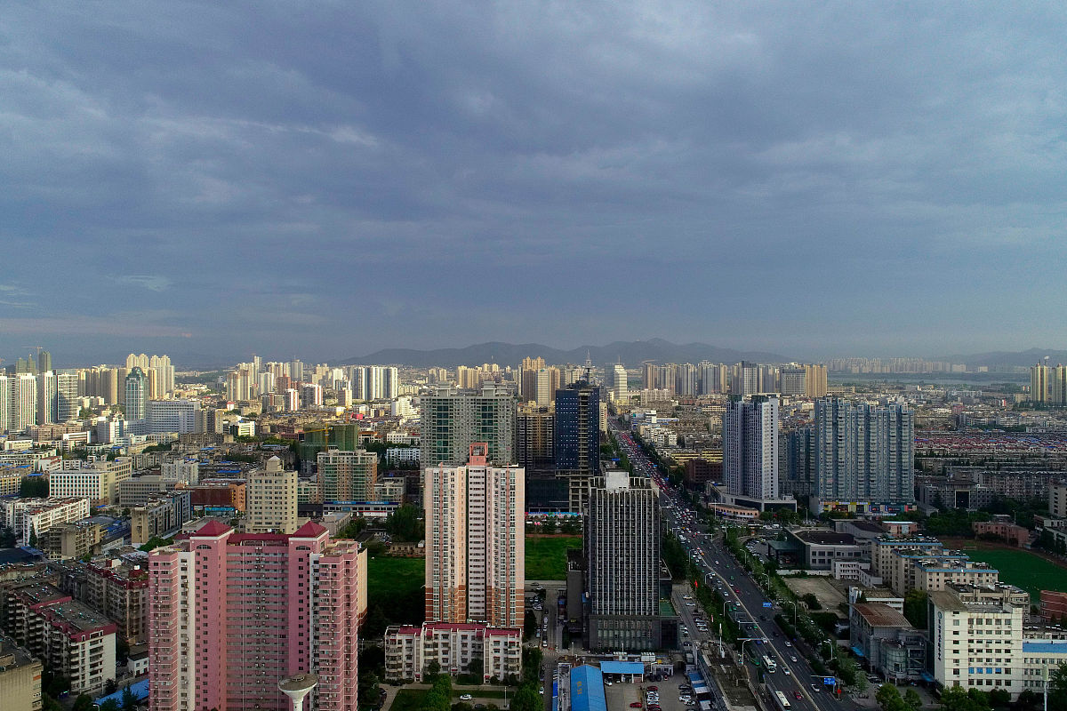 2019年7月25日,湖北省襄阳市,傍晚时分,天空乌云密布,犹如科幻大片.