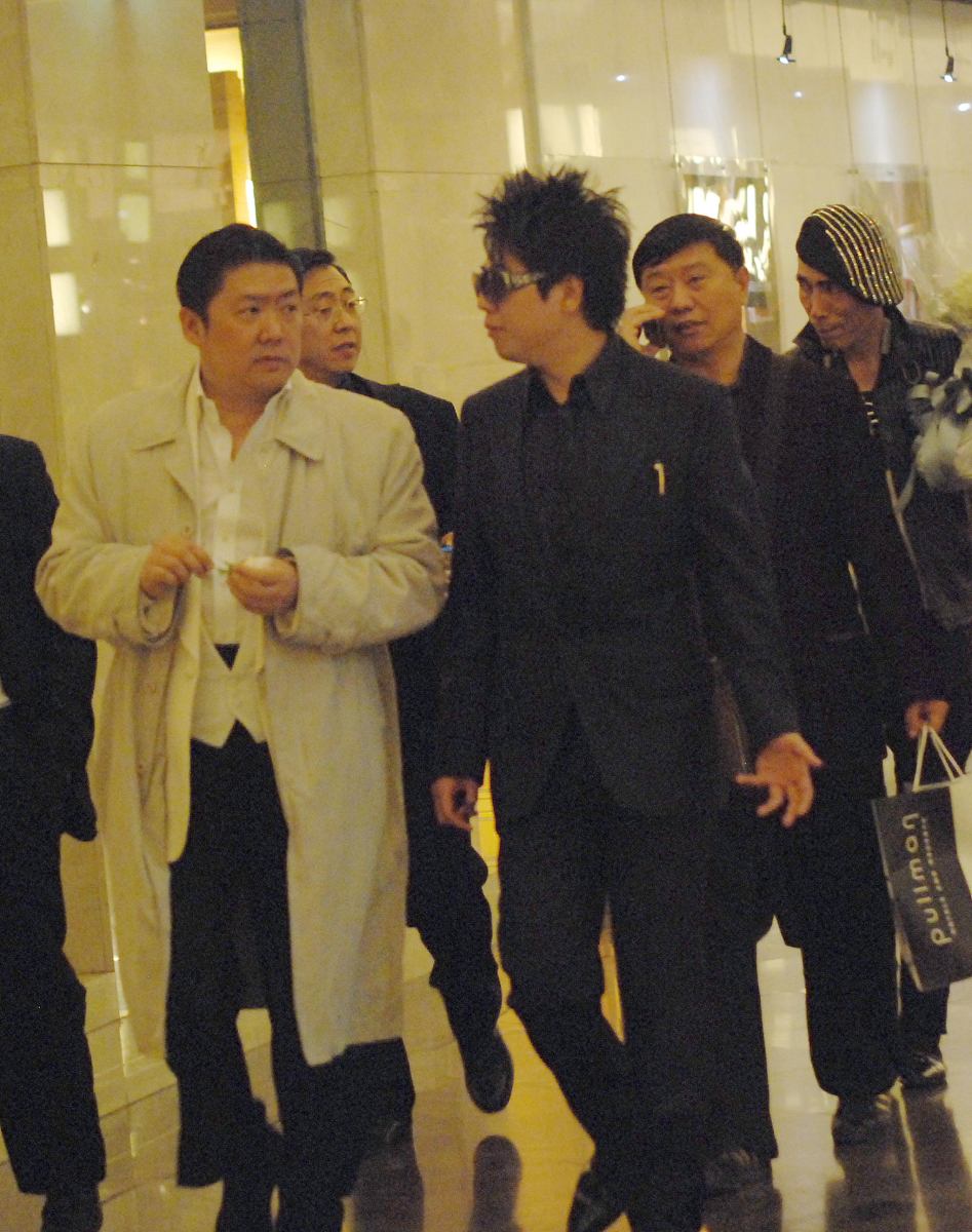 2010年4月29日,上海,离开酒店.***_***郎朗+++_+++墨镜,钢琴王子