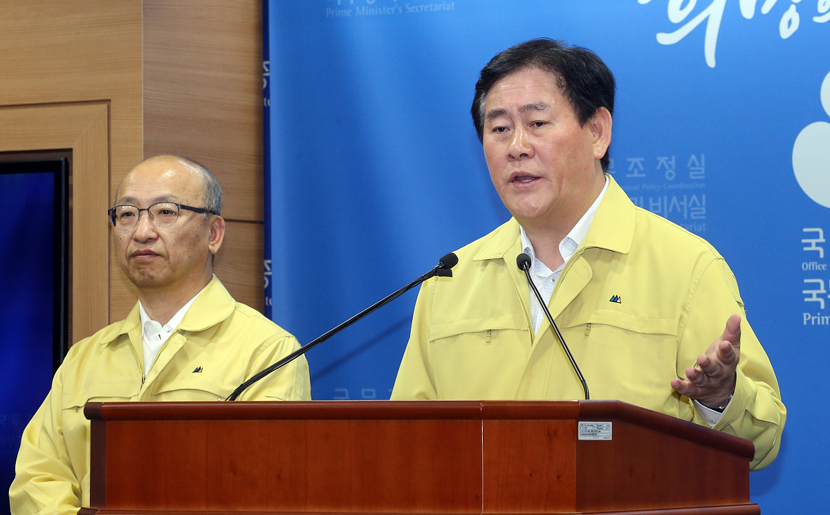 当地时间2015年6月7日,韩国世宗,代理国务总理职务的韩国副总理兼企划