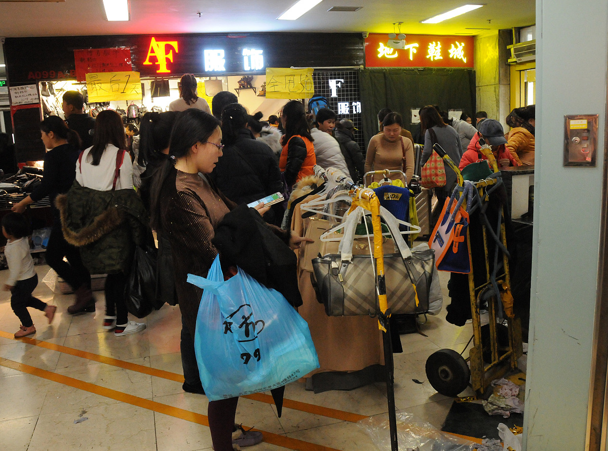 北京动批"东鼎服装商品批发市场闭市在即 市民现场扫货忙