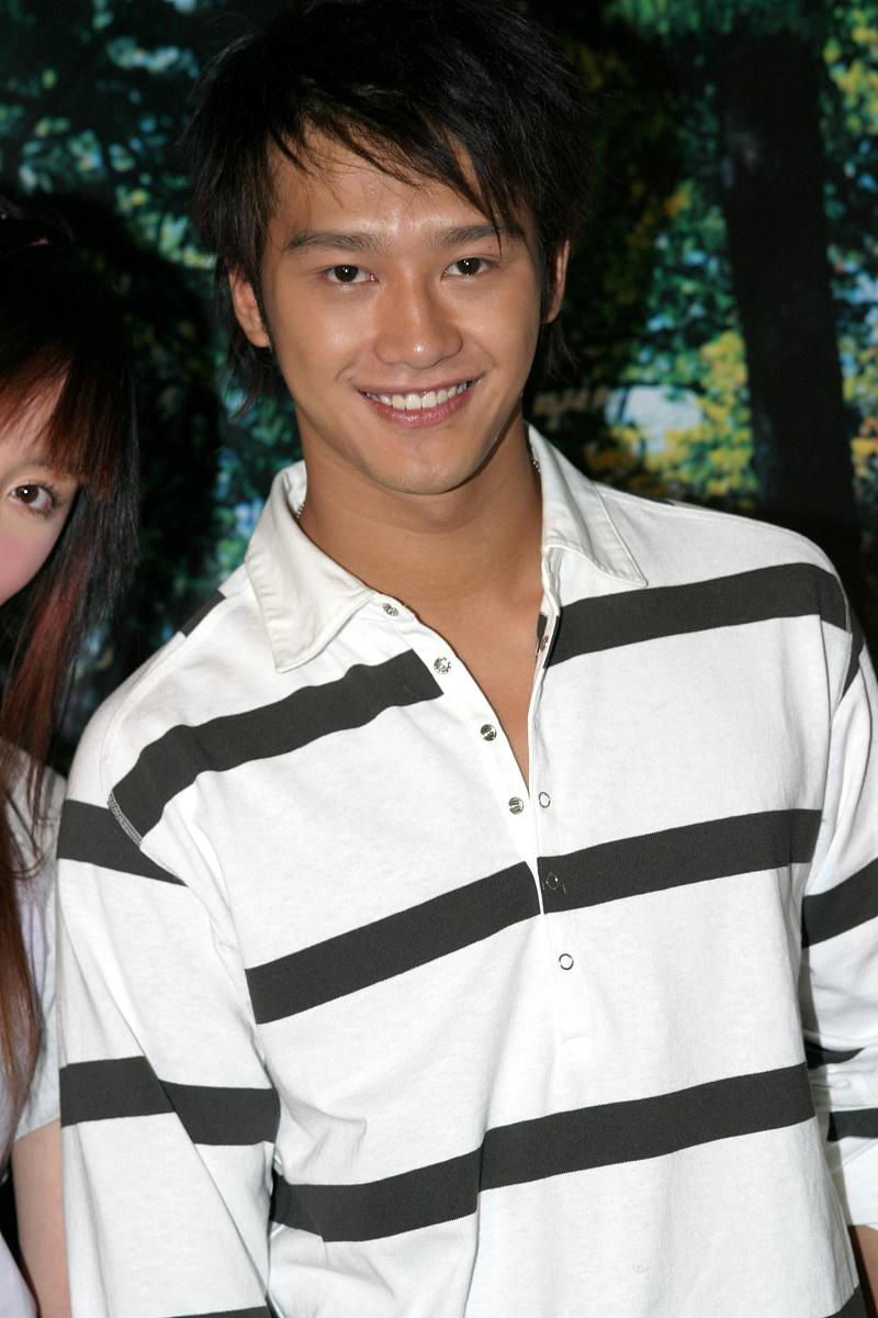 2003年12月8日,吴浩康在香港拍摄波鞋广告.+++_+++吴浩康,蒋雅文,代言