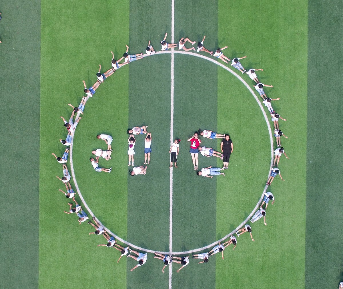 请描述幼儿园女生在上厕所时的情形