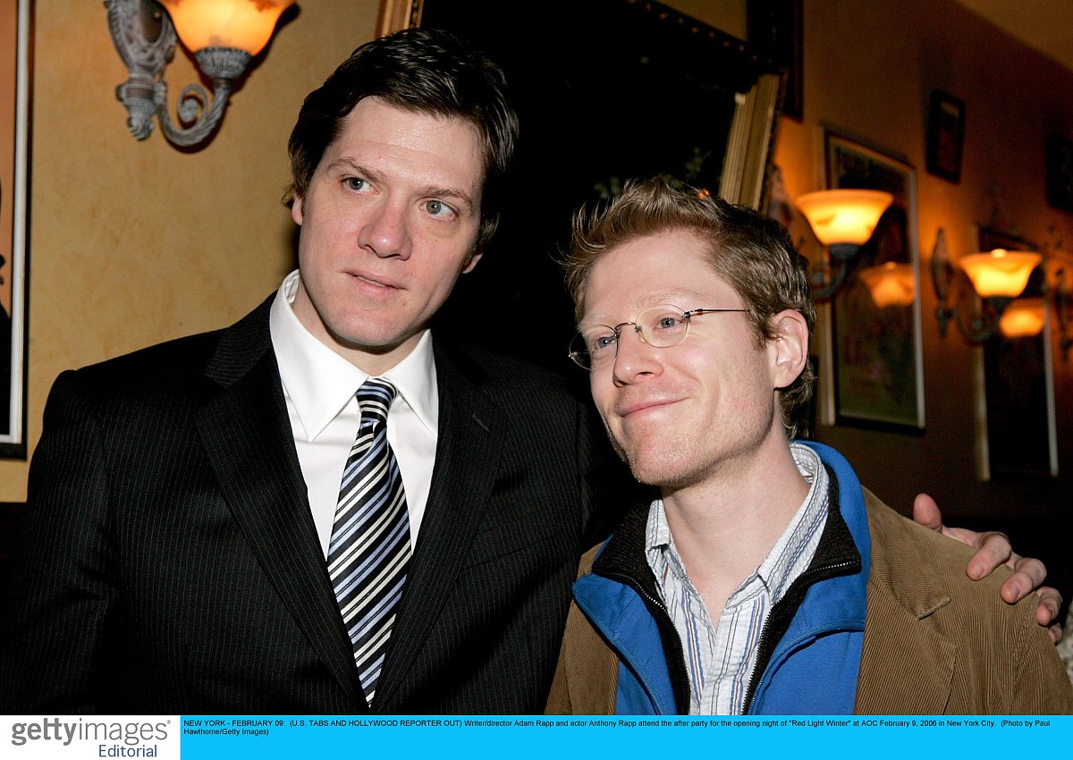 将下面json内容翻译为中文并保持json格式：comment No one likes doing them but sometimes you have to get on with it title Cillian Murphy Says Oppenheimer Sex Scenes With Florence Pugh Were Vital to the Plot content pemW