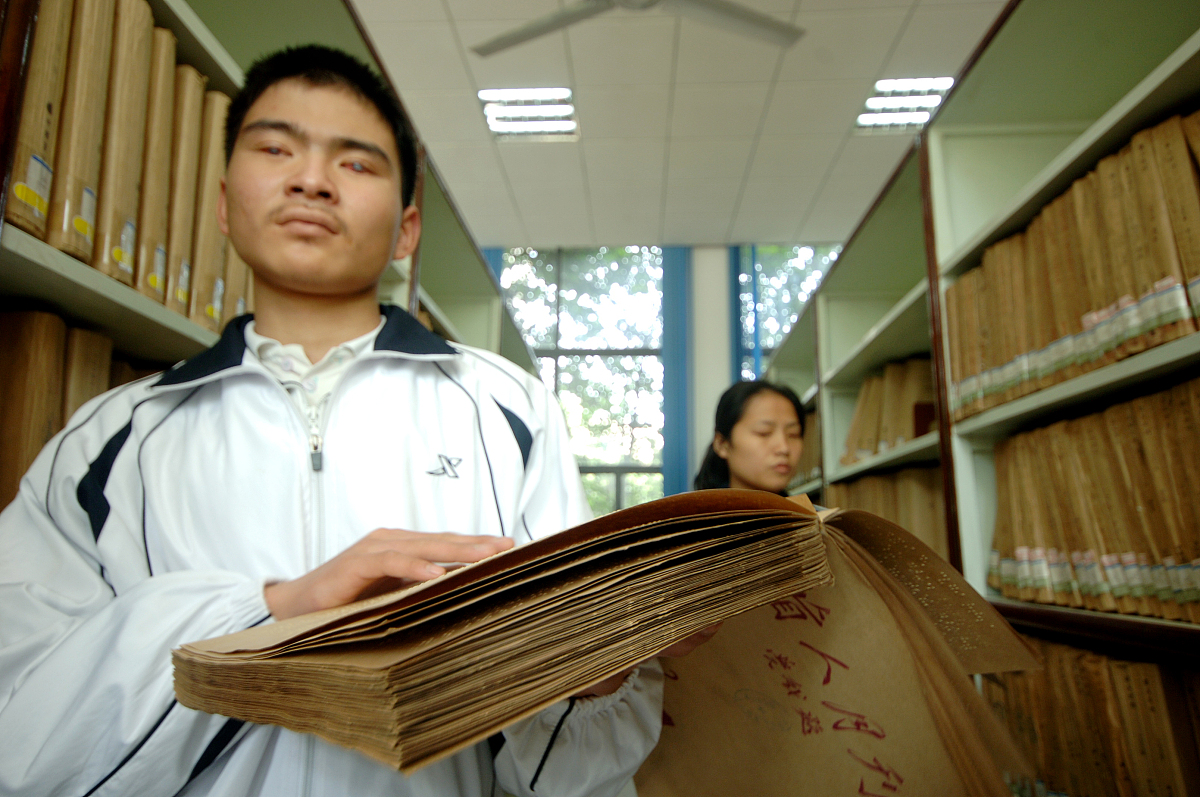 2008年4月23日,长沙市盲聋哑学校的120多名盲人学生应湖南省图书馆邀