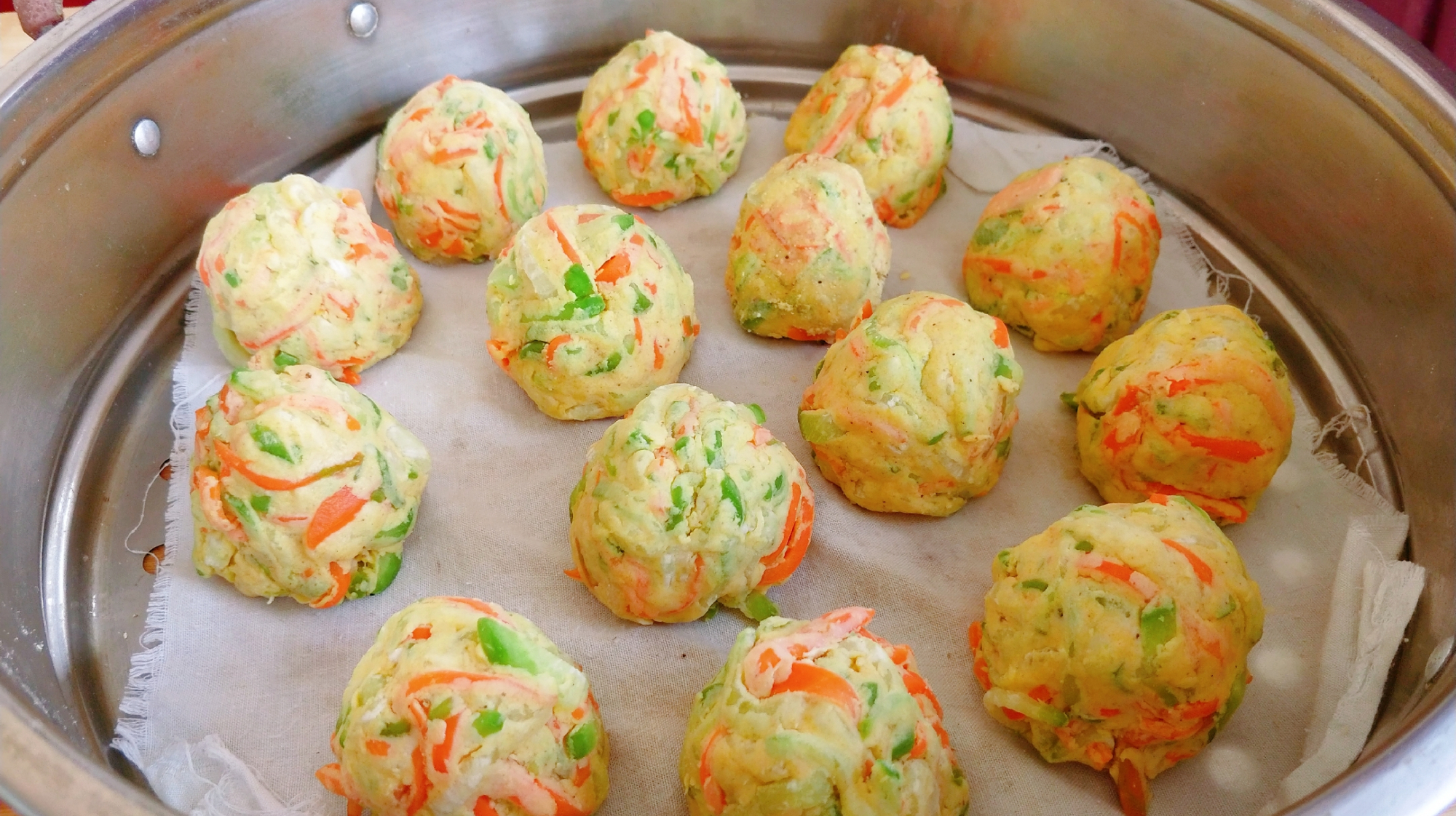 农村妈妈教你做萝卜玉米面窝头，加上农家鸡蛋蒜，香软美味真好吃