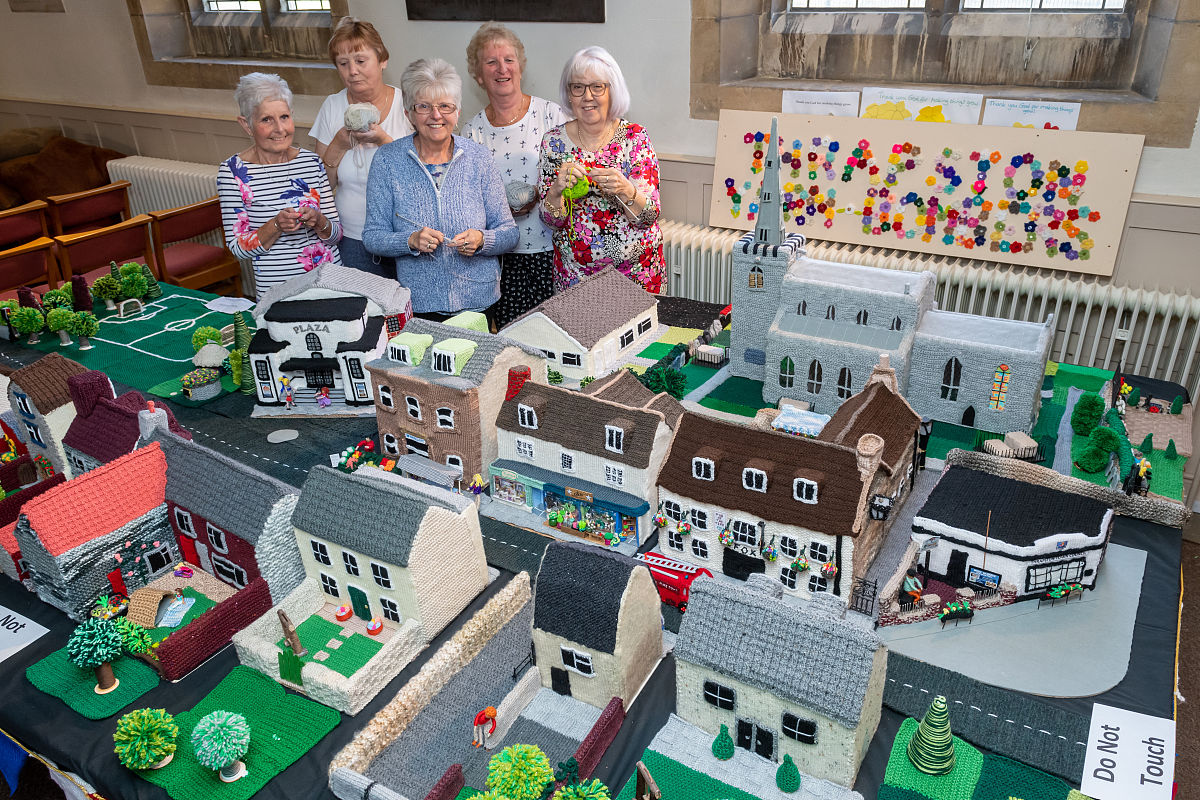 看图写英文作文题目：Toms familys hobbies50词左右词汇丰富又要简单：英文提示词： A young girl is riding her bikepainting a boy is making a model plana little girl is reading an old woman is looking after her pet