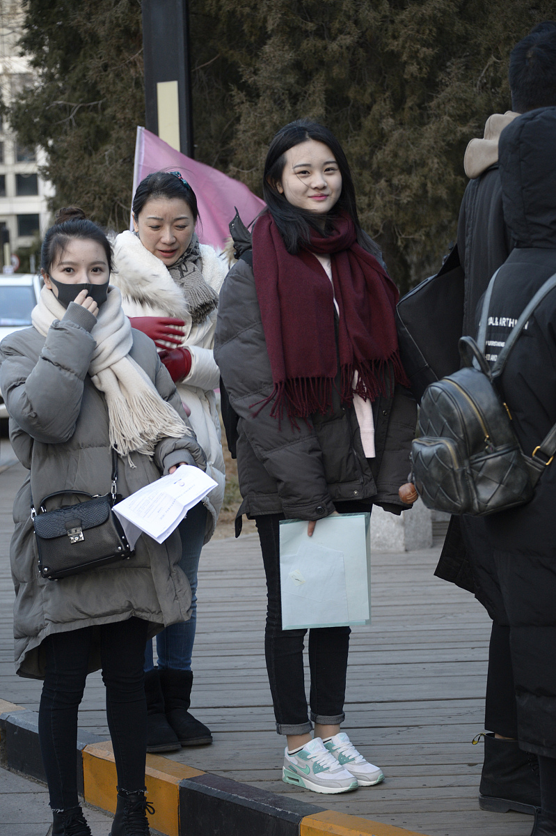 2017年2月8日,北京电影学院2017年度招生考试开始,考场外帅哥美女如云