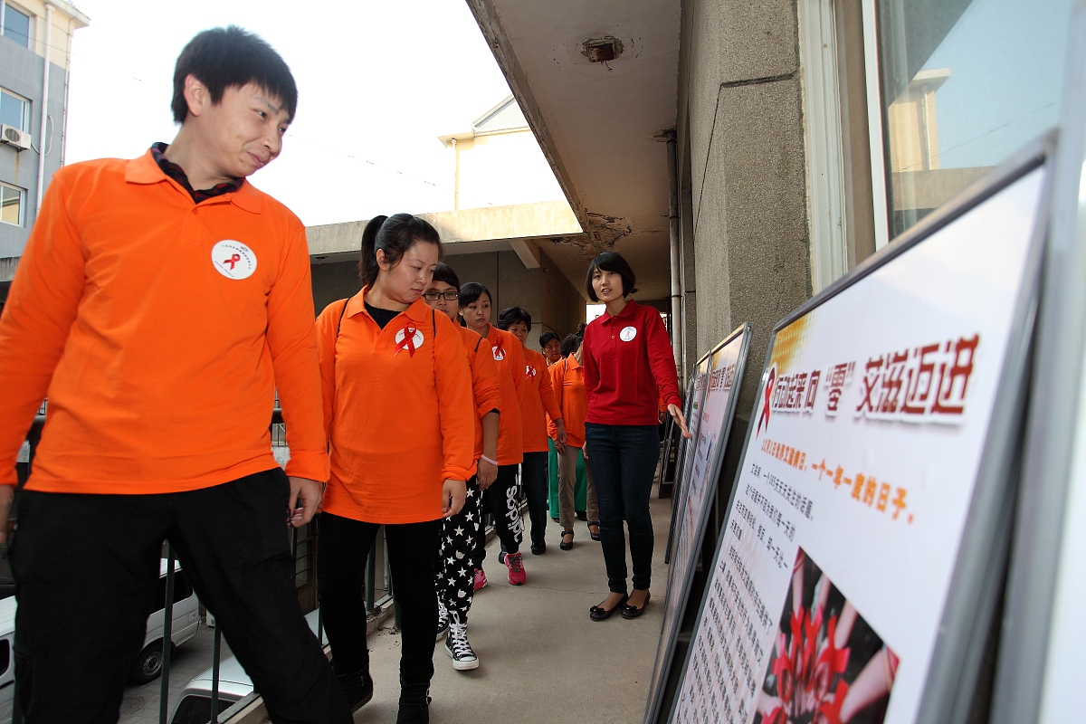 2015年10月16日,北京.***_***志愿者学习艾滋病知识
