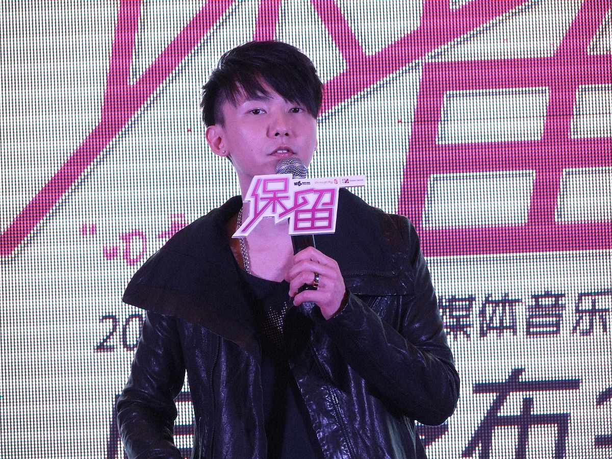 2010年12月21日,北京,黄义达签约新东家橙天娱乐,开始事业新里程.***_