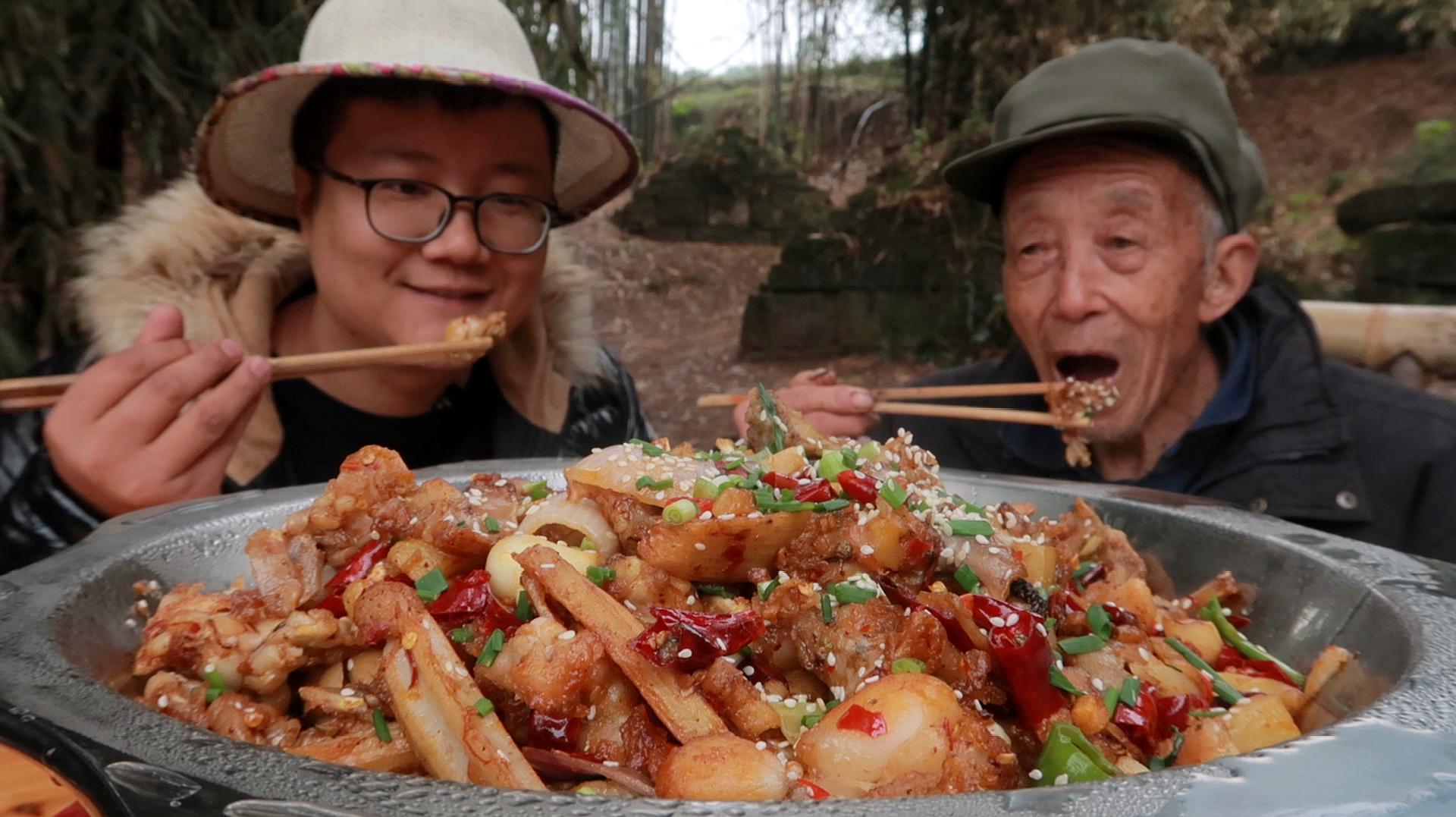 [图]100买了10斤牛蛙，秘制“干锅牛蛙”干香酥脆，大口吃肉真爽