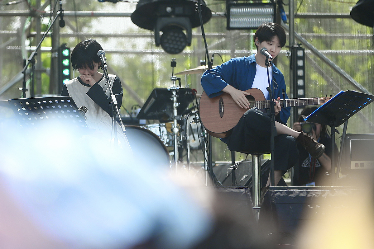 帮我写一首流行民谣歌曲主题与去看海有关风格类似于房东的猫情感偏伤感有两个主人公