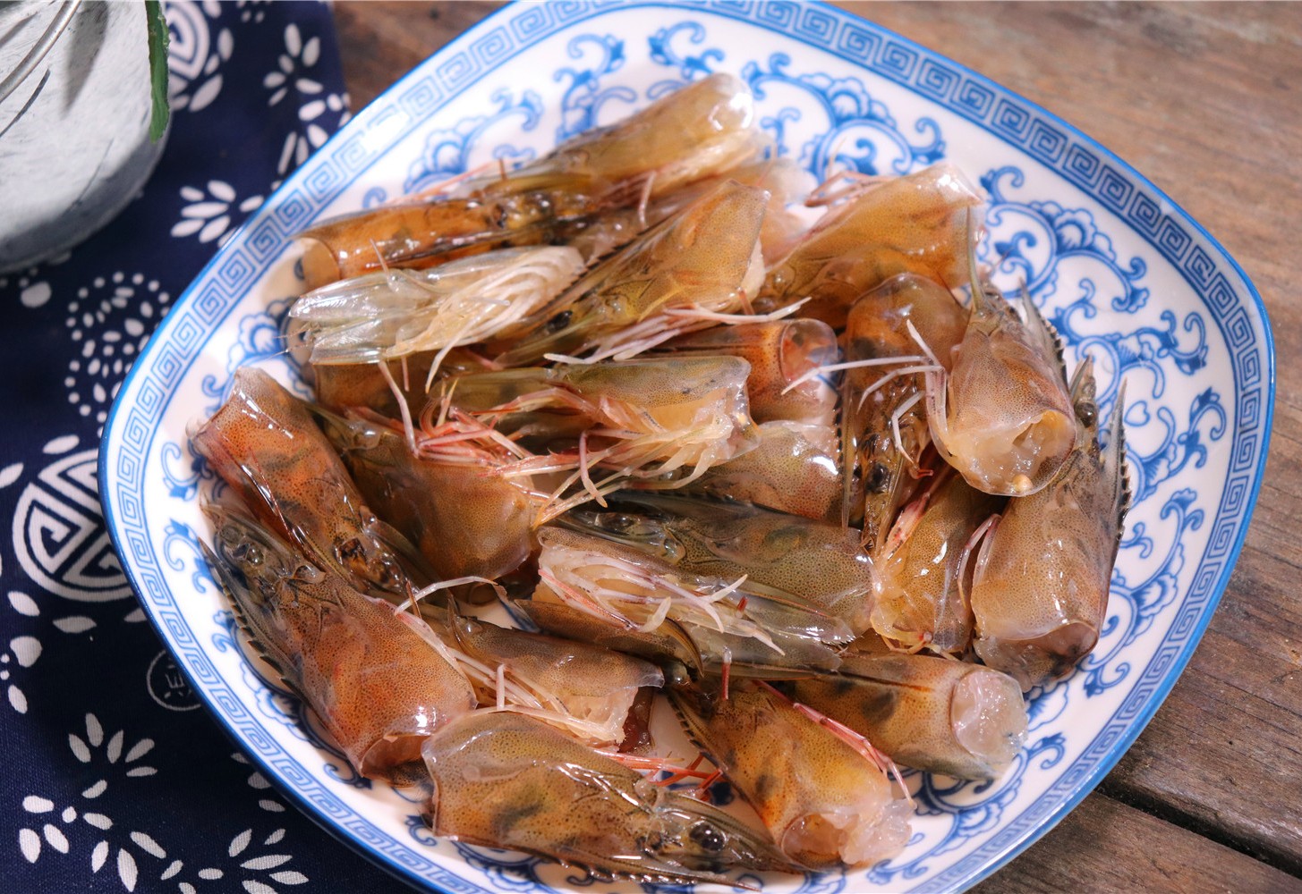 吃虾时,虾头别丢掉!学会这个做法,虾头香脆可口,吃一次忘不了