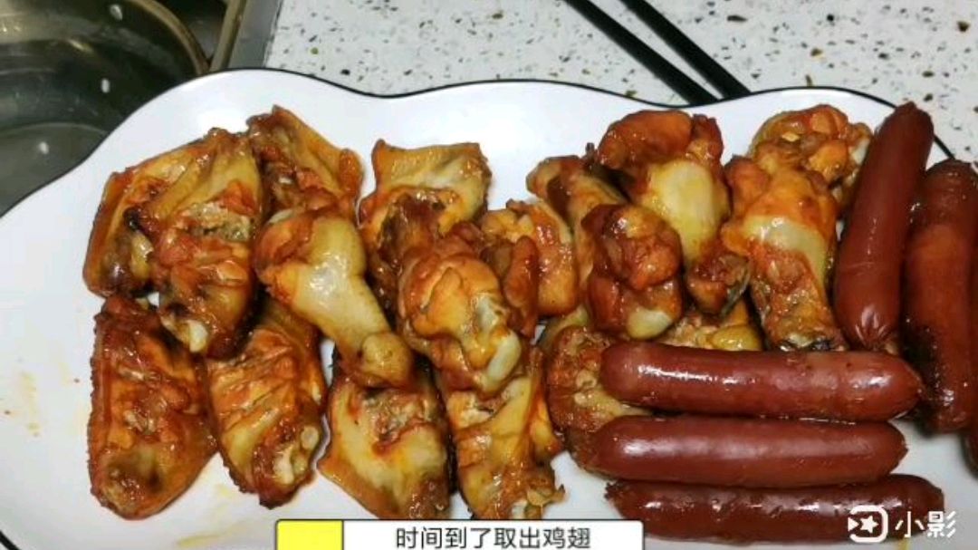 小姣妈妈用新买的烤箱烤鸡翅吃,看看鸡翅味道怎么样