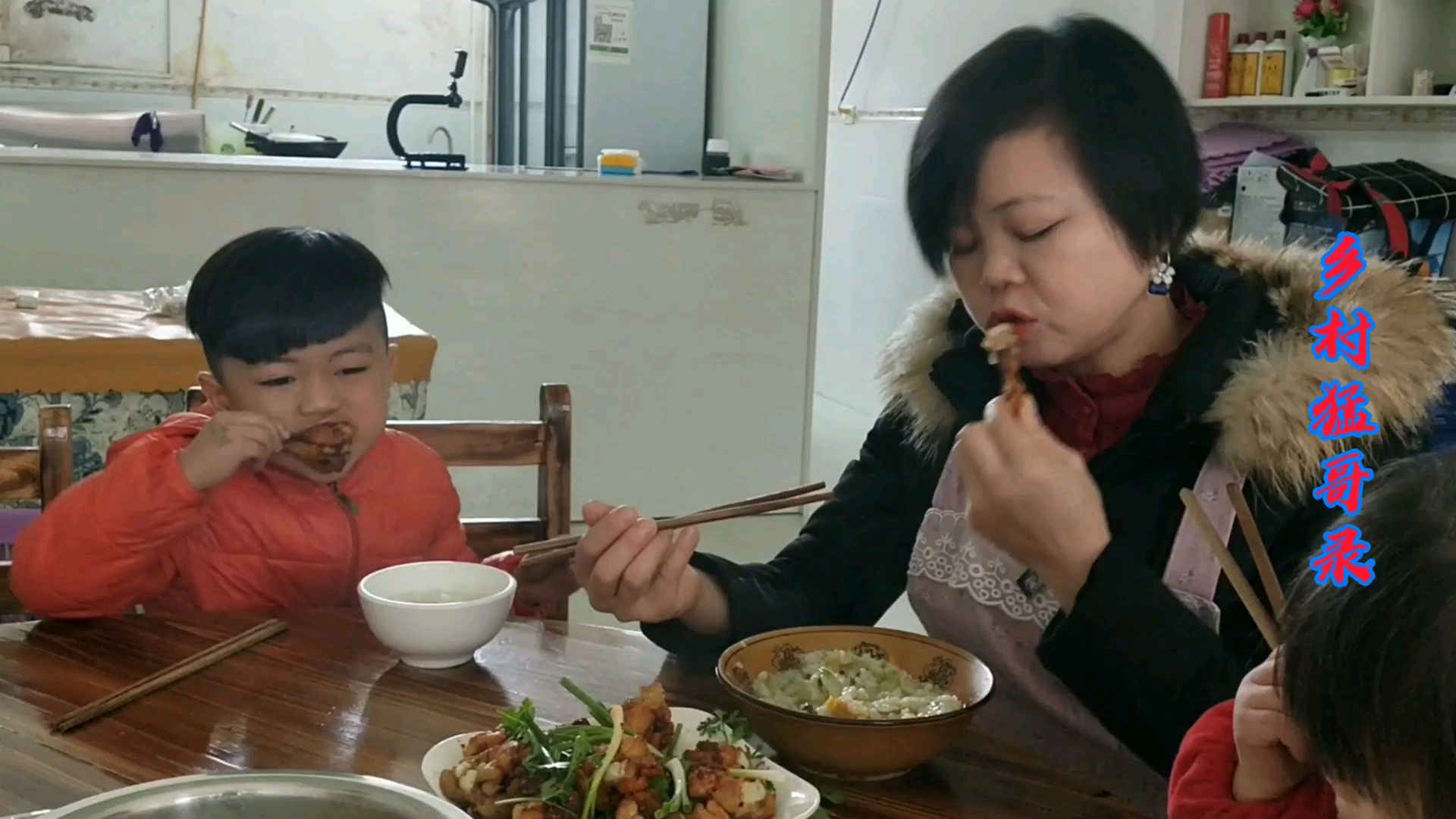 农村小伙用古蔺特产《麻辣鸡佐料》做小鸡腿吃,麻辣又下饭。