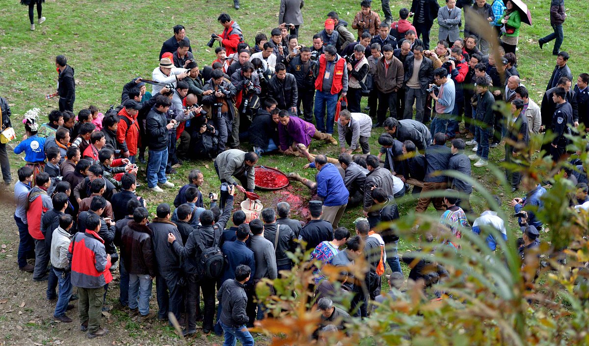 2012年12月6日,贵州丹寨县,苗族同胞齐聚扬颂村祭龙坛上的蚩尤祠举行"