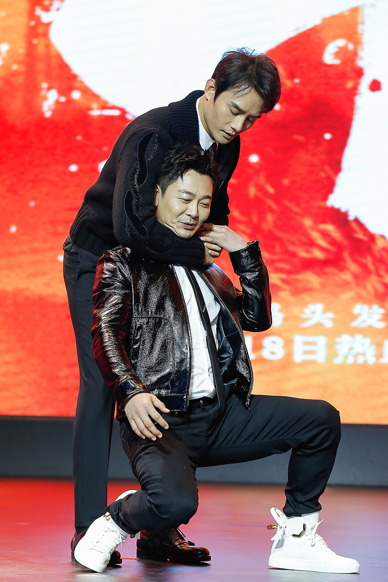 王凯"锁喉"马天宇上演后背杀画面太美 现场秀枪法满屏大长腿