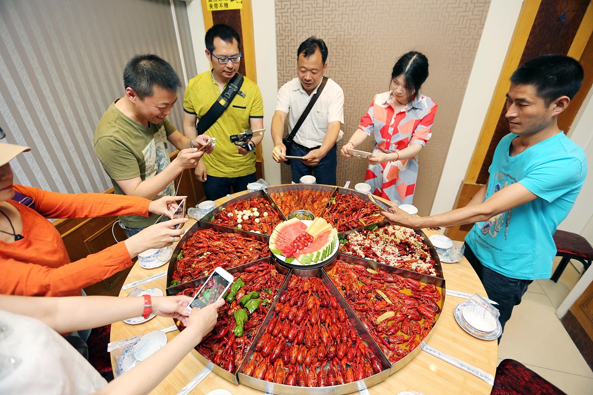 帮我策划一篇以立夏节气为话题的茅台酒文案要求标题开篇中间结尾配图幽默风格500字以内