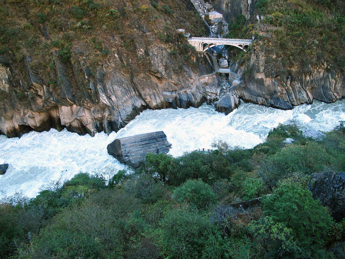 金沙江滨江旅游城市宣传标语：探寻自然之美，享受人文之韵