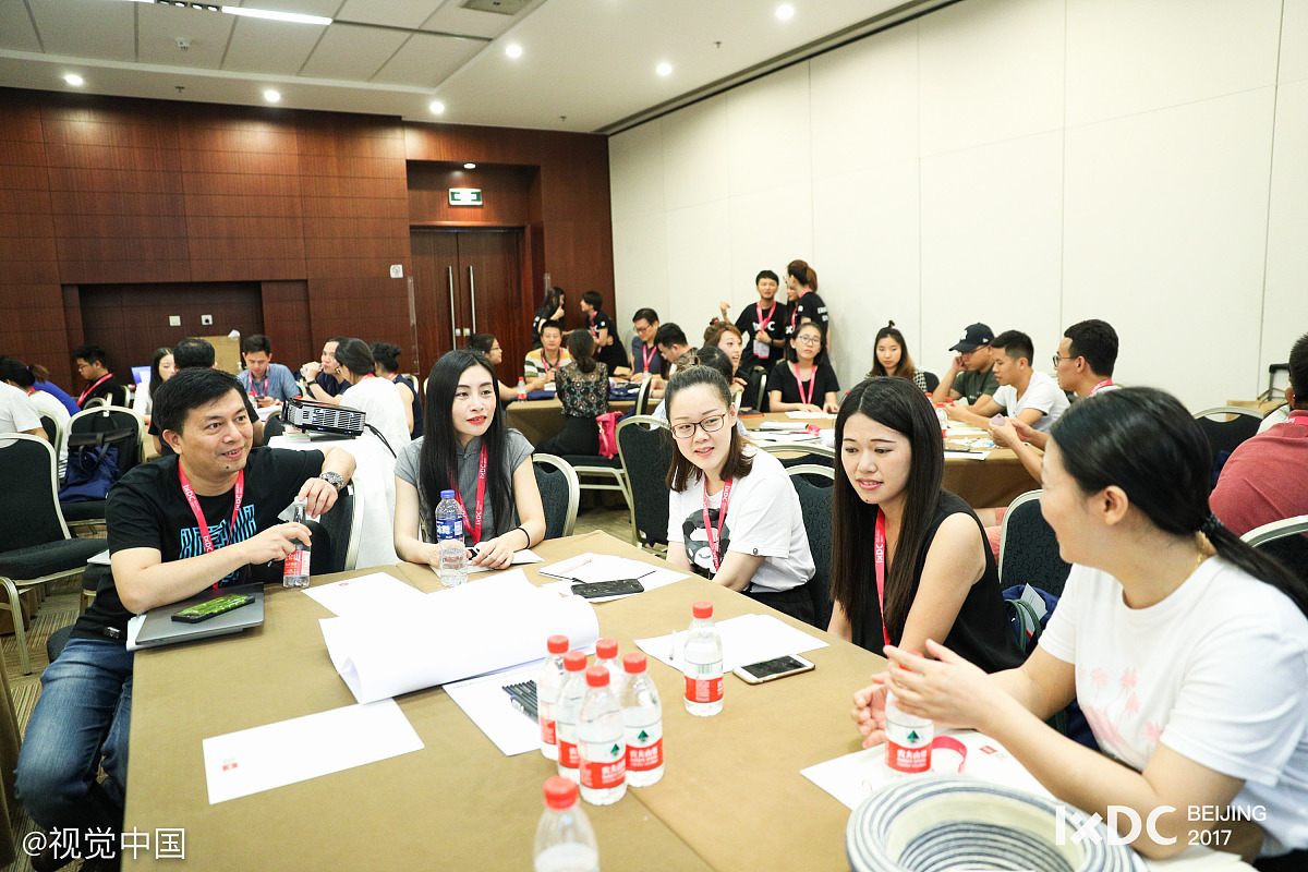 我是一名大学生参加了大学生创新创业大赛为研究新冠肺炎疫情背景下城乡老年人防疫教育的现状、困境与对策对合肥市及其周边农村地区进行了实证分析。我所担任的任务是撰写研究设计、研究方法和研究思路并依据调研结果进行数据分析提出解决措施。同时我还进行了实践访谈和问卷调查参与了论文的修改。请对这次的大学生创新创业大赛做一个四千字的个人总结。