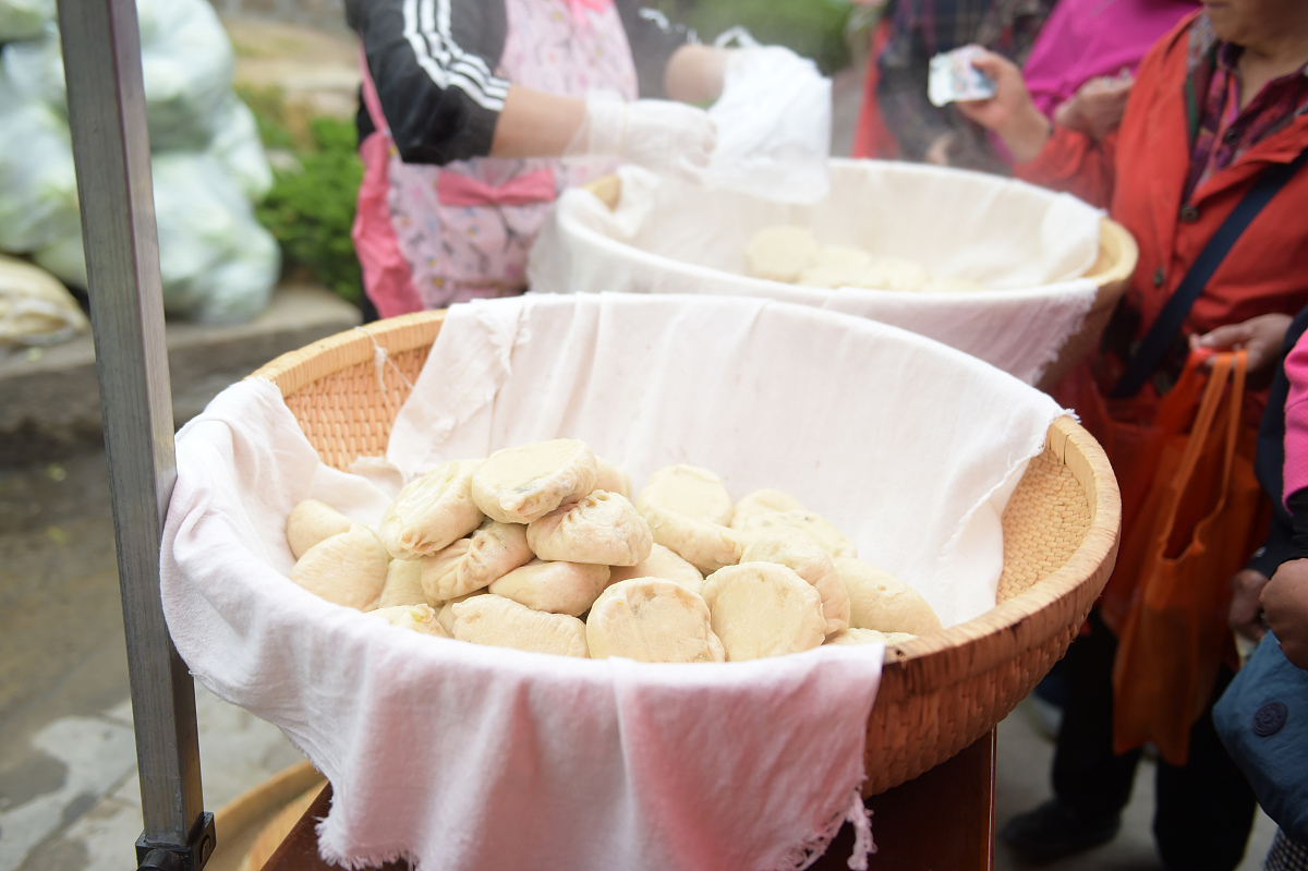 ***_***2017年5月3日,青岛湛山寺举办庙会,湛山寺制作了大量素包子,以
