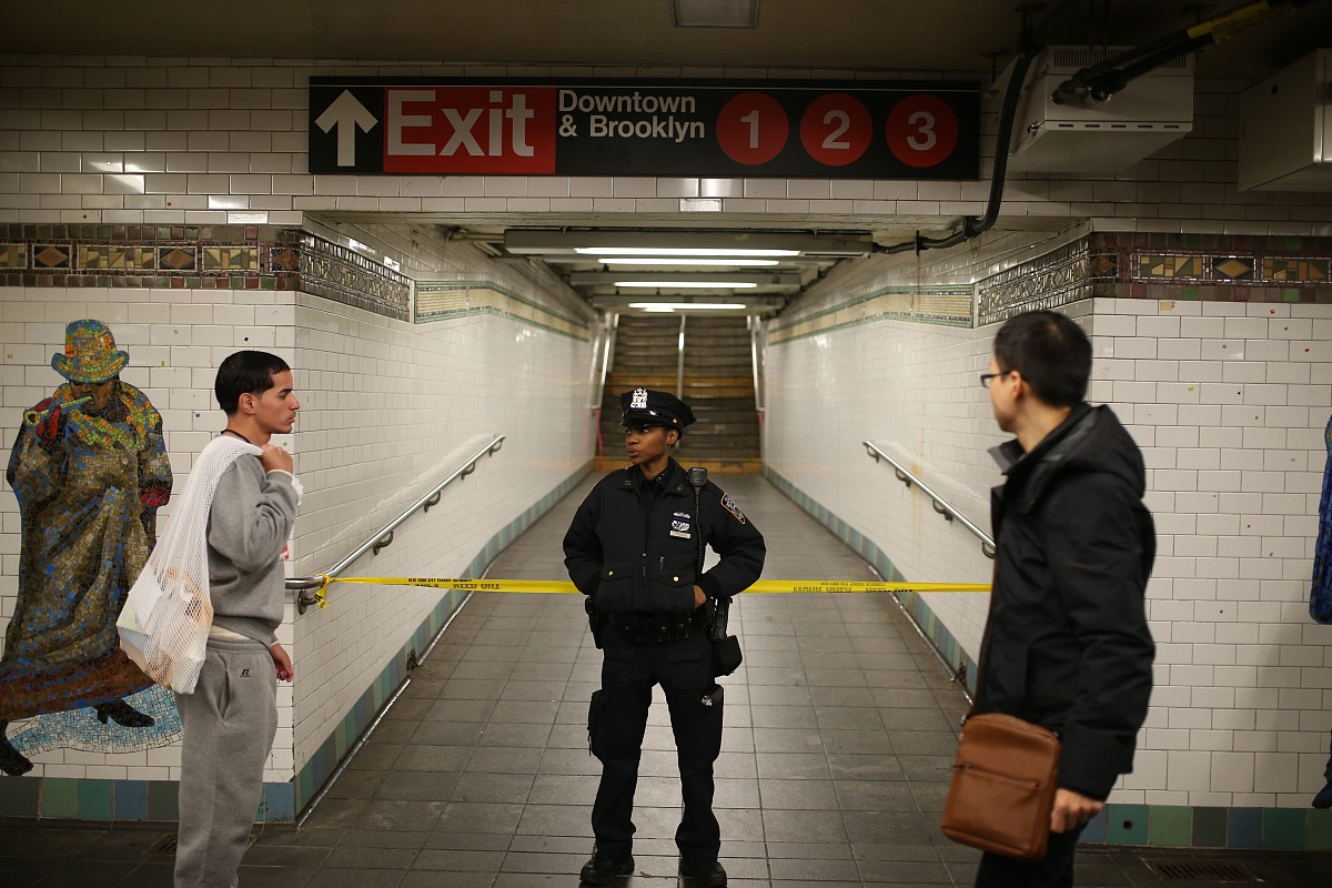 帮我写个美国的奇闻轶事1000 字左右并取个博人眼球的