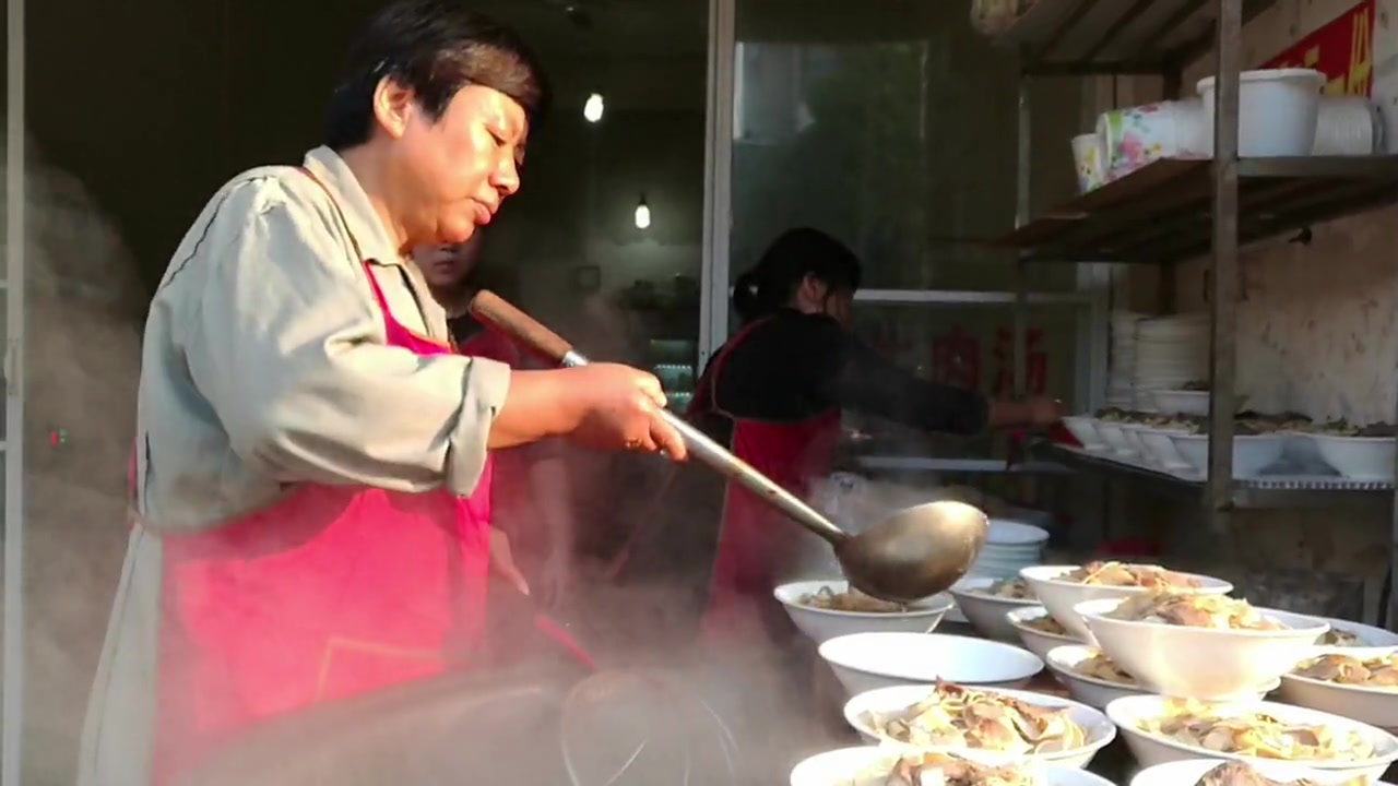 安徽定远:七块钱一碗牛肉粉丝汤,再配上两块酥脆油酥饼,真美啊