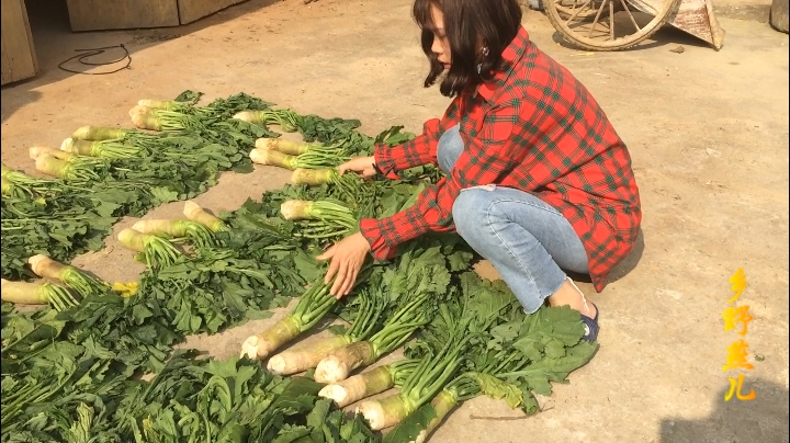 农村大妈教制作大头菜干的方法即简单做菜又好吃,你们那是这样做